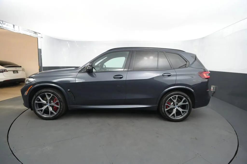Used 2021 BMW X5 M50i AWD/4WD image 2
