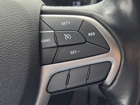 Used 2020 Jeep Grand Cherokee Altitude AWD/4WD image 27