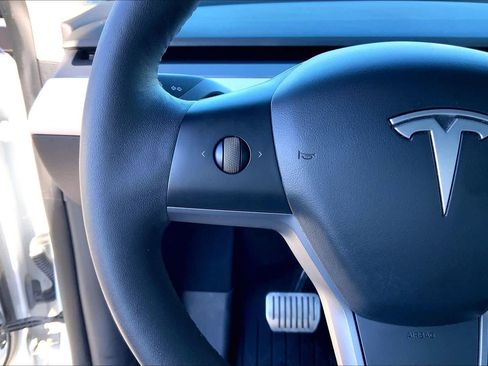 Used 2022 Tesla Model Y Long Range image 22