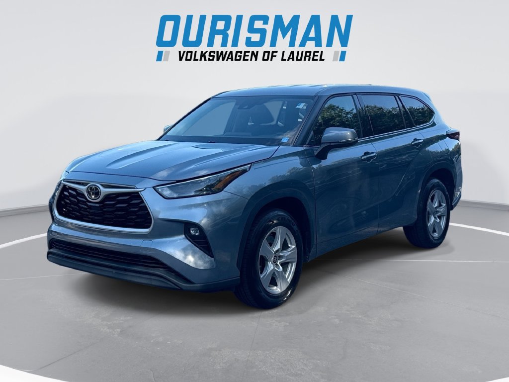 Used 2022 Toyota Highlander LE FWD image 1