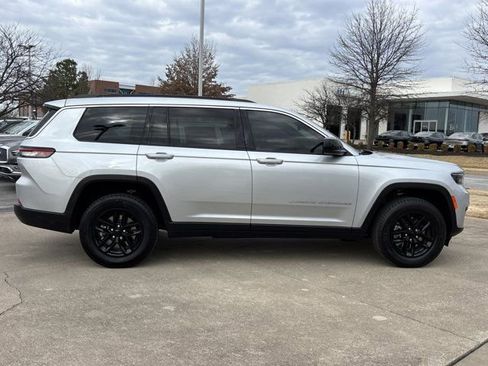 Used 2025 Jeep Grand Cherokee L Laredo w/ Luxury Tech Group I image 2