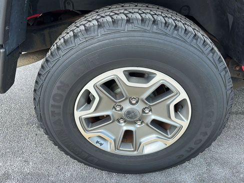 Used 2015 Jeep Wrangler Unlimited Rubicon w/ Connectivity Group image 26