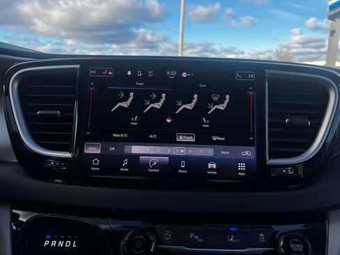 Used 2023 Chrysler Pacifica Touring-L FWD image 31