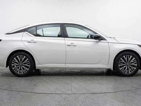 Used 2025 Nissan Altima 2.5 SV FWD image 11