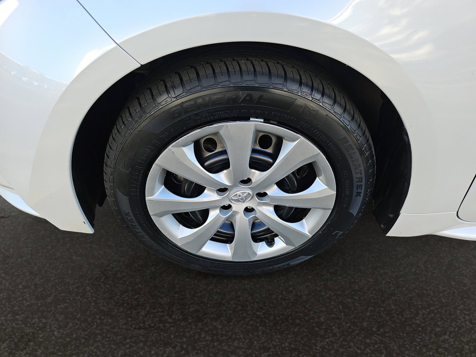 Used 2025 Toyota Corolla LE FWD image 40