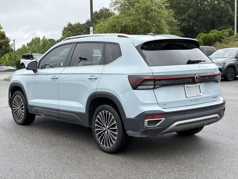 Used 2025 Volkswagen Taos SE FWD image 3