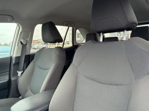 Used 2021 Toyota RAV4 LE AWD/4WD image 18