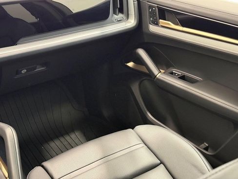 Certified 2025 Porsche Cayenne image 17