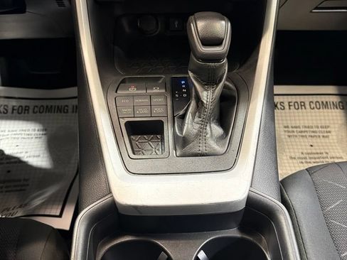Used 2021 Toyota RAV4 XLE AWD/4WD image 31