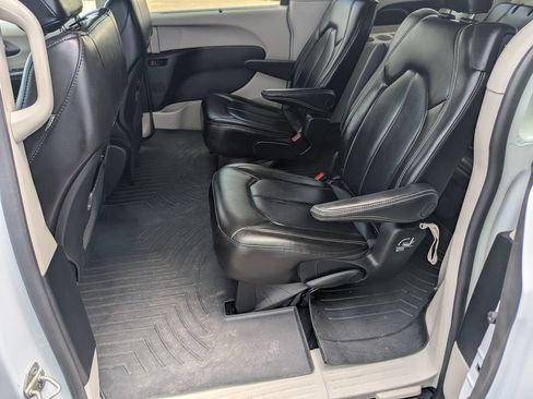 Used 2023 Chrysler Pacifica Touring-L FWD image 36