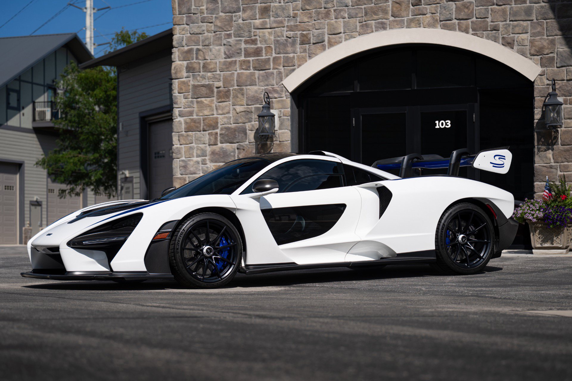 Used 2019 McLaren Senna RWD image 2