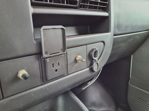 Used 2015 Chevrolet Express 2500 RWD image 22