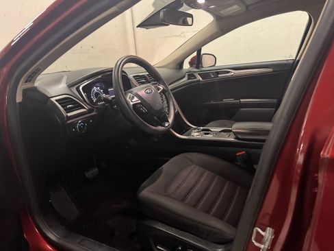 Used 2019 Ford Fusion SE FWD image 14