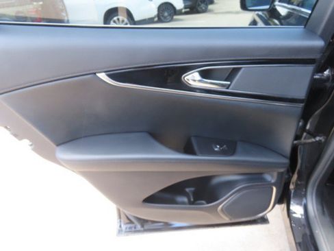 Used 2022 Lincoln Nautilus FWD w/ Premium Package image 19