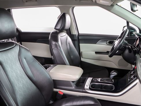 Used 2024 Kia Carnival LX image 27