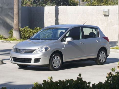 Used 2011 Nissan Versa Hatchback FWD image 1