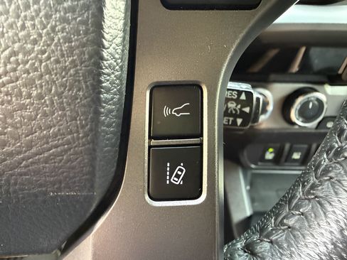 Used 2018 Toyota Tacoma TRD Sport w/ Technology Package AWD/4WD image 15