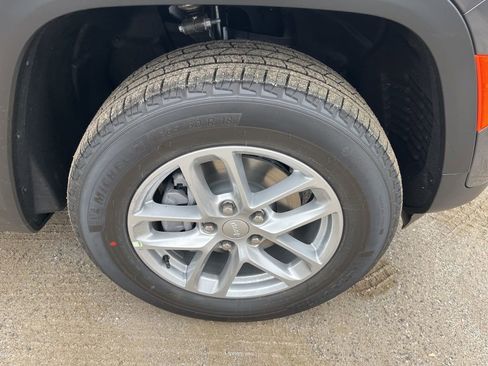 New 2025 Jeep Grand Cherokee 4WD image 9