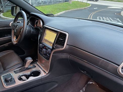 Used 2017 Jeep Grand Cherokee Limited image 40
