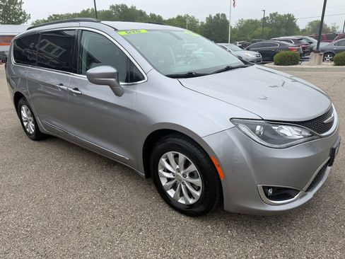Used 2017 Chrysler Pacifica Touring-L FWD image 7