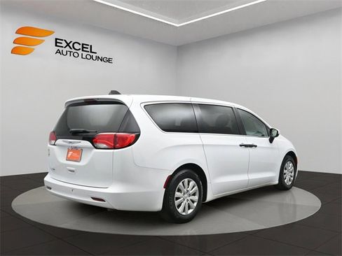 Used 2021 Chrysler Voyager L image 5