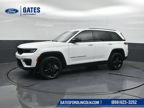 Used 2023 Jeep Grand Cherokee Limited w/ Black Appearance Package AWD/4WD image 6
