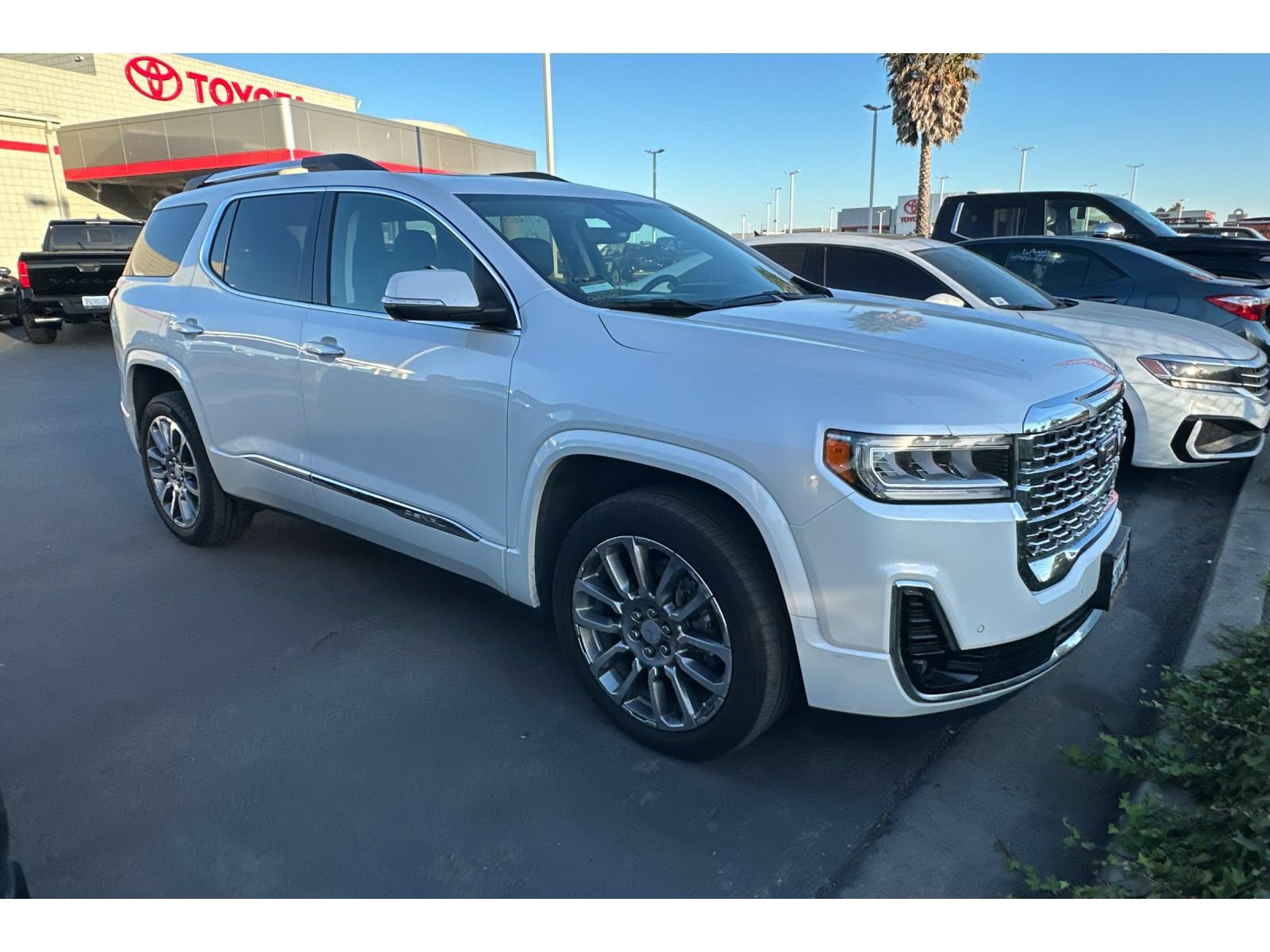 Used 2023 GMC Acadia Denali w/ Denali Ultimate Package AWD/4WD image 2