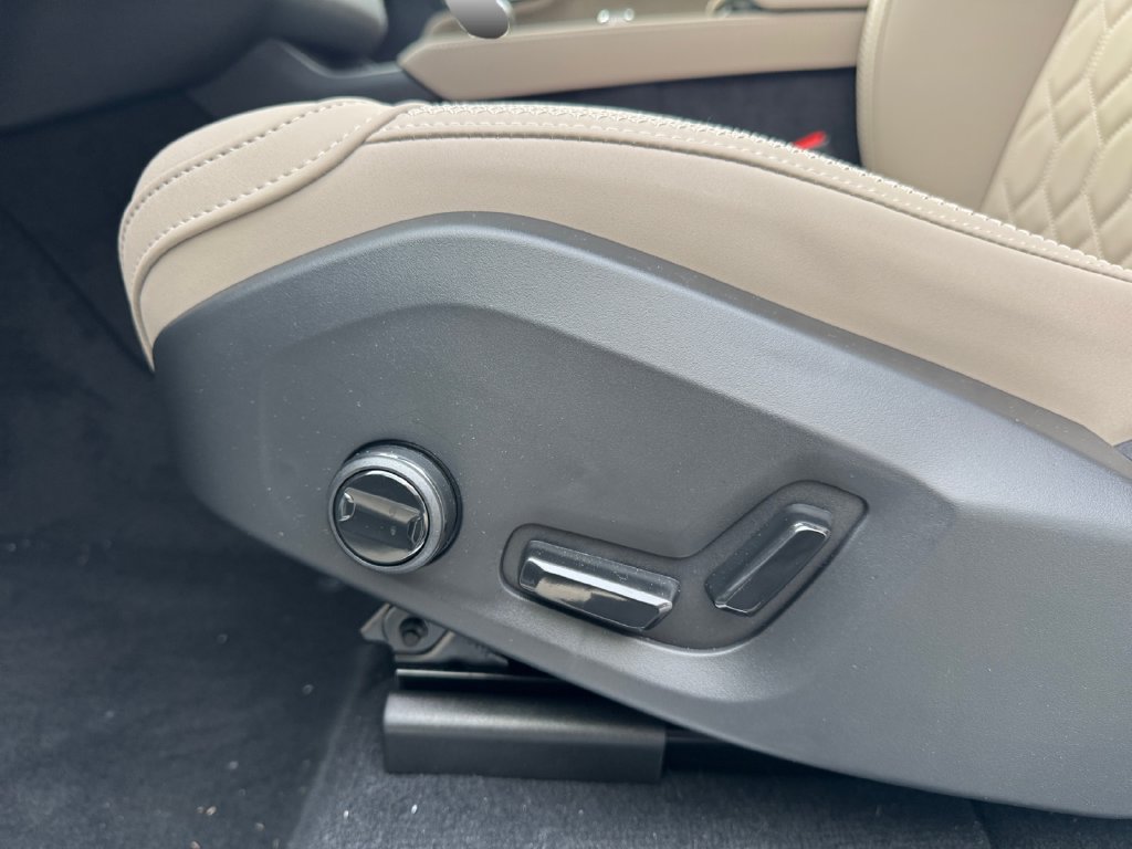 New 2026 Volvo XC90 T8 Plus w/ Protection Package Premier AWD/4WD image 13
