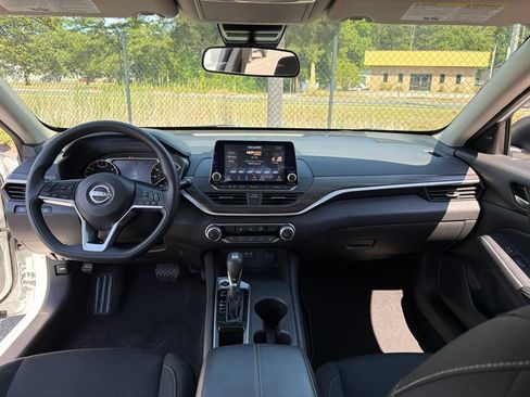 Used 2025 Nissan Altima 2.5 SV FWD image 8