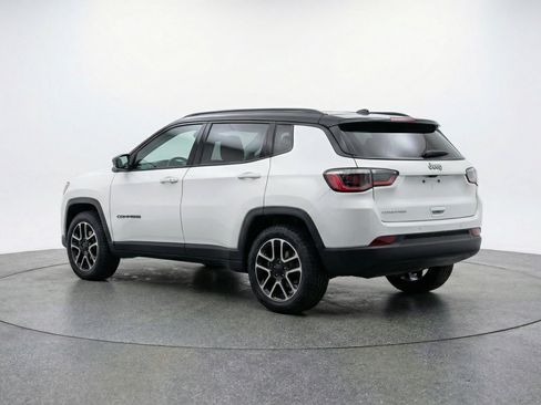 Used 2025 Jeep Compass Trailhawk image 6