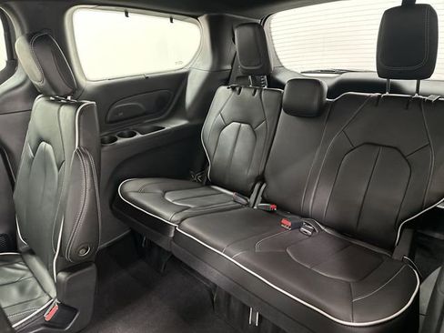 Used 2025 Chrysler Pacifica Limited AWD/4WD image 27