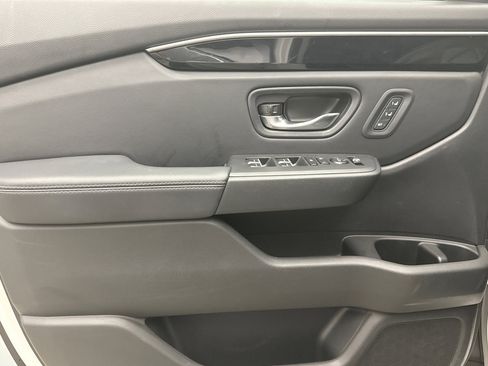 Used 2025 Honda Pilot EX-L image 9