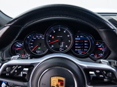 Certified 2017 Porsche Cayenne Platinum Edition image 28