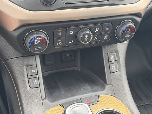 Used 2019 GMC Acadia Denali w/ Technology Package AWD/4WD image 27