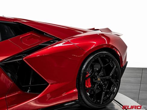 Used 2025 Lamborghini Revuelto image 18