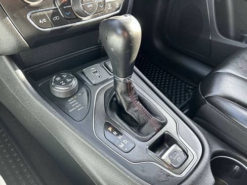 Used 2019 Jeep Cherokee Trailhawk AWD/4WD image 16