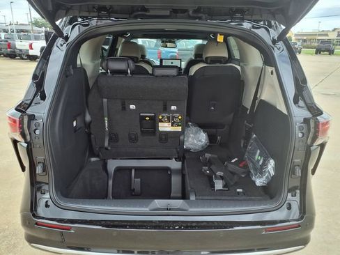 Used 2026 Toyota Sienna Limited FWD image 28