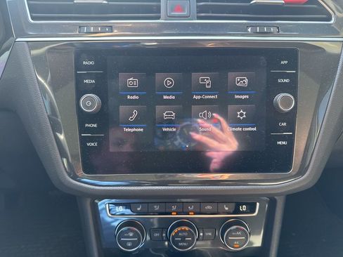 Used 2018 Volkswagen Tiguan SE w/ Panoramic Sunroof Package image 10