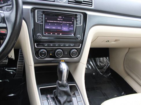 Used 2017 Volkswagen Passat 1.8T R-Line image 13