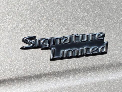 Used 2010 Lincoln Town Car Signature Limited image 10