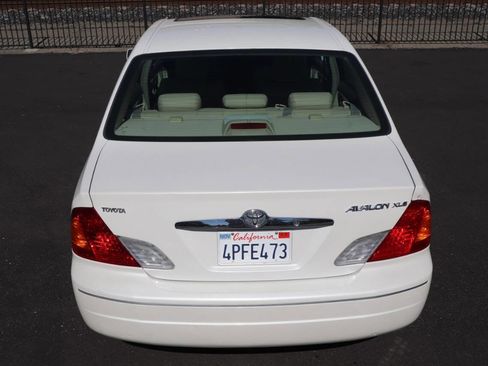 Used 2001 Toyota Avalon XLS FWD image 7