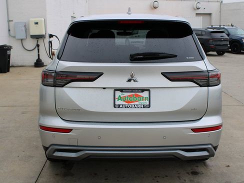 Used 2025 Mitsubishi Outlander SE image 5