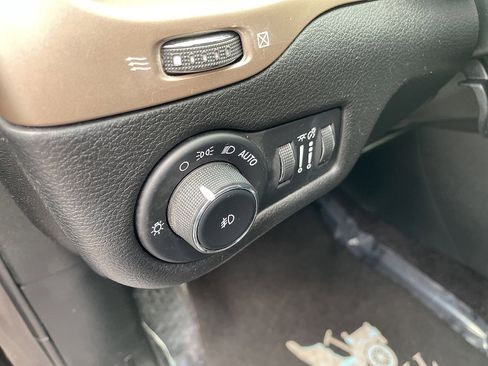 Used 2017 Jeep Cherokee Limited image 33