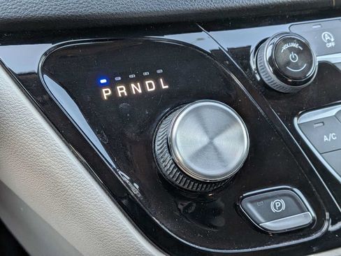 Used 2020 Chrysler Pacifica Touring-L FWD image 28