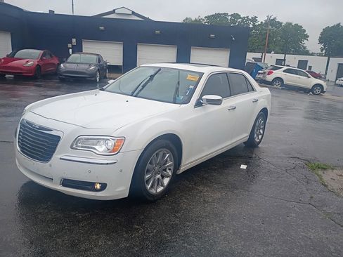 Used 2011 Chrysler 300 C RWD image 3