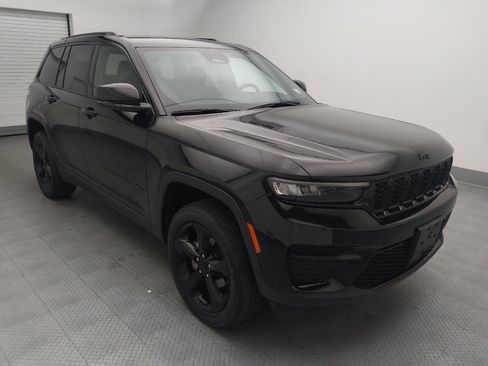 Used 2023 Jeep Grand Cherokee Altitude AWD/4WD image 13
