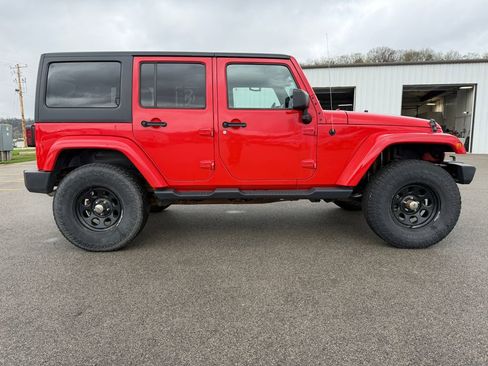 Used 2018 Jeep Wrangler Unlimited Sahara w/ Connectivity Group AWD/4WD image 3