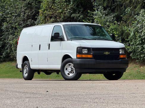 Used 2017 Chevrolet Express 2500 RWD image 2