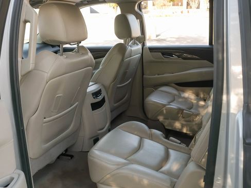 Used 2020 Cadillac Escalade ESV Luxury image 33