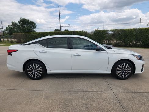 Used 2025 Nissan Altima 2.5 SV FWD image 4